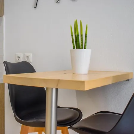 Albertoshouse İskados